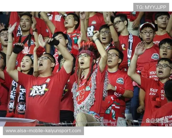 球迷创意横幅成网络热议 热血助力球队激战全场 球迷创意横幅成网络热议 热血助力球队激战全场