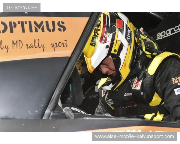 赛车拉力赛选手被泥水喷满脸仍保持微笑 赛车拉力赛选手被泥水喷满脸仍保持微笑