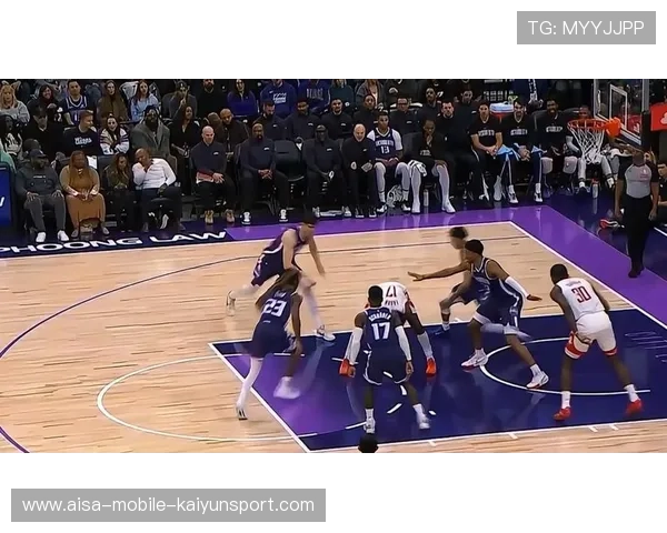 卡佩拉保护篮板十分及时,亚特兰大争抢占优